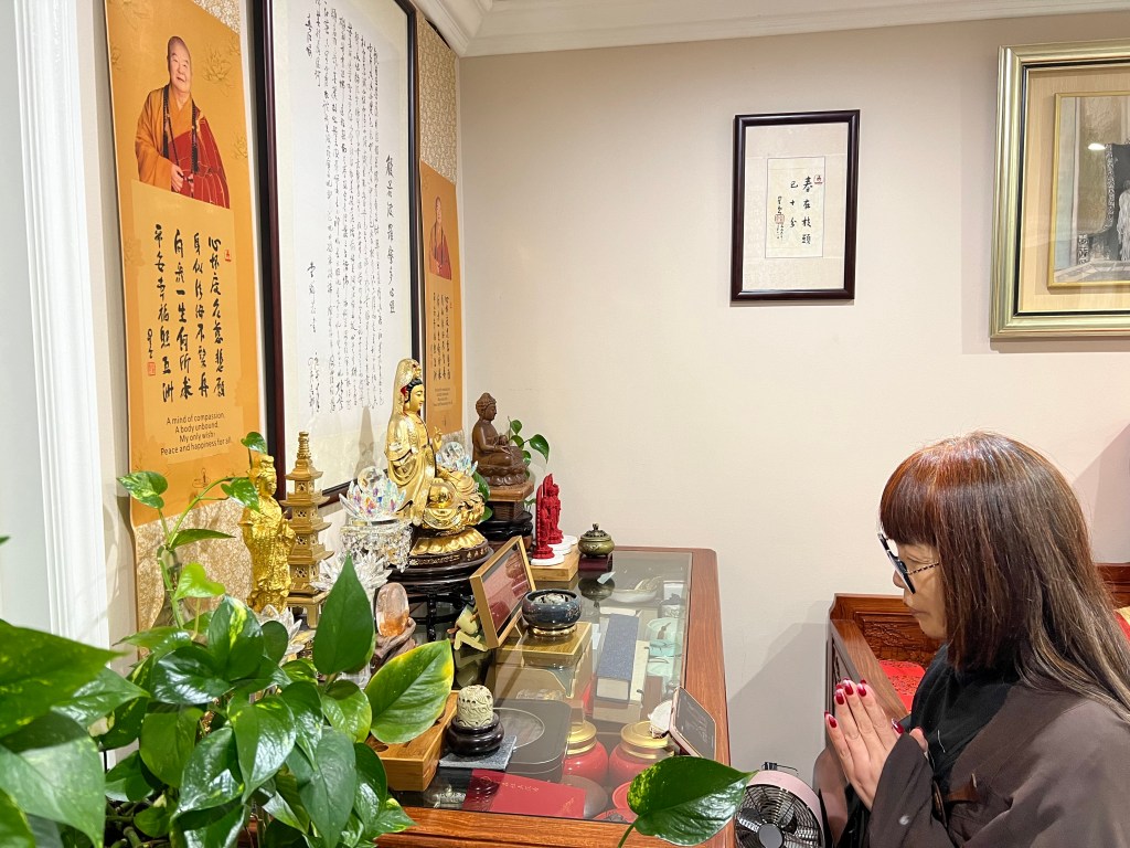 洛杉磯協會蒙市三分會長李春紅跟隨網絡直播，參加禪淨共修。照片：洛杉磯協會