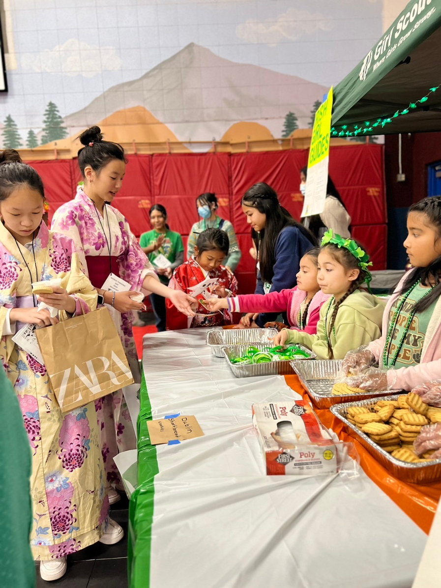 女童軍到各「國家」攤位品嘗當地點心