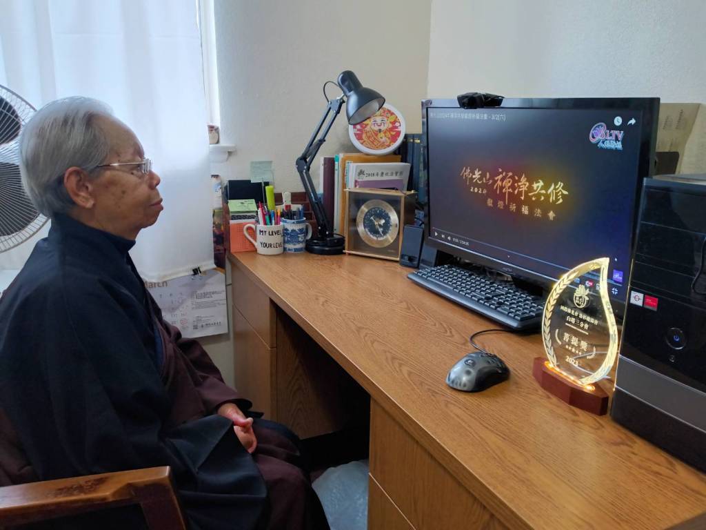 洛杉磯協會白塔三分會會員李素珍觀看2024「禪淨共修獻燈祈福法會」線上回放。照片：洛杉磯協會