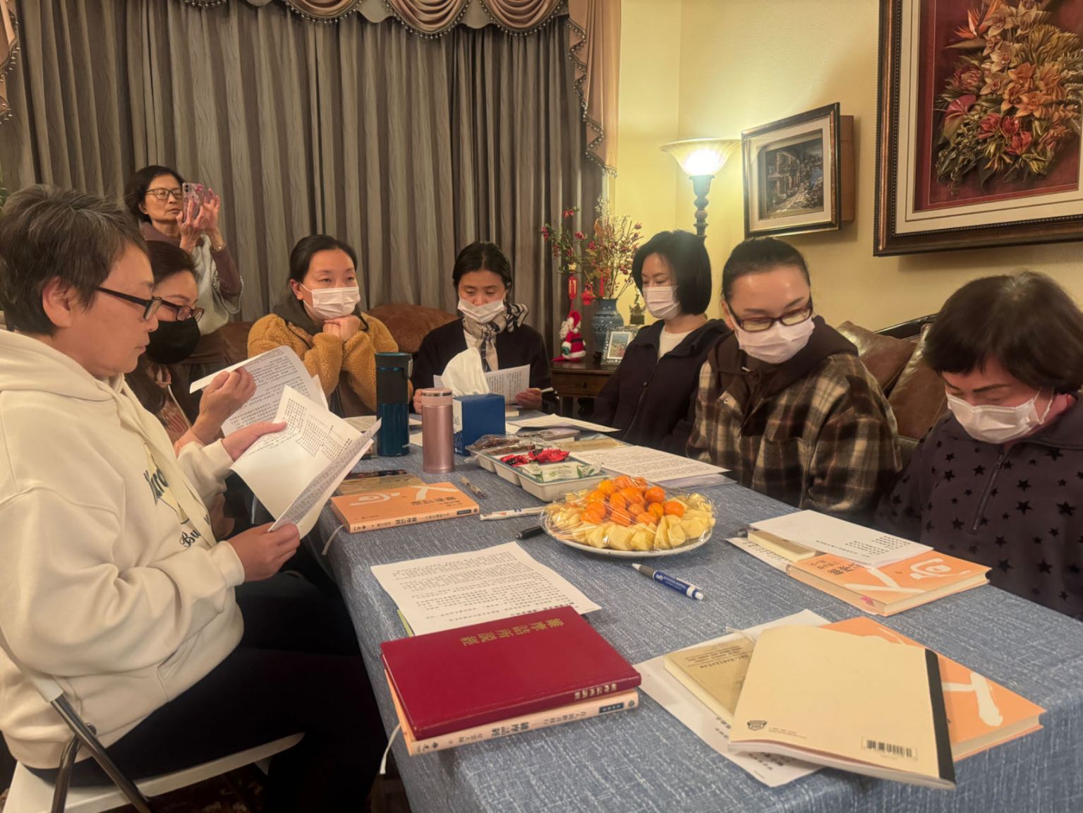 2024年3月15日核桃分會在方督導家舉行第一次實體歡喜讀書會 督導為大家精心準備了愛心甜品蓮子銀耳羹和水果點心