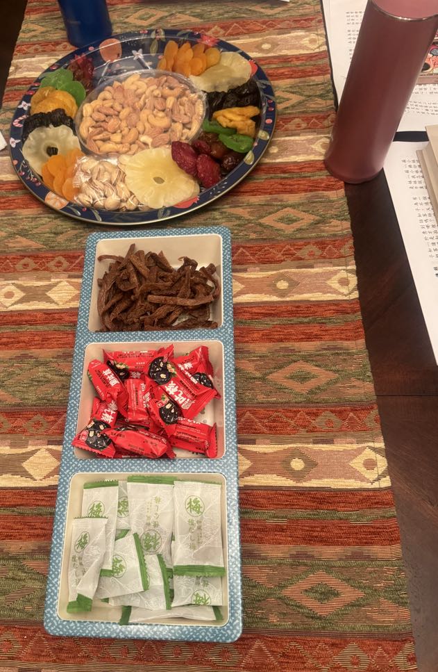 2024年3月15日核桃分會在方督導家舉行第一次實體歡喜讀書會 督導為大家精心準備了愛心甜品蓮子銀耳羹和水果點心