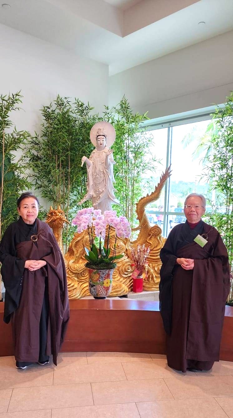 會員李素珍和會員William 的媽媽黎麗娥師姐在大壇（西來文教館）合影，老菩薩們一起參加水陸，法喜充滿。（右邊是李素珍）