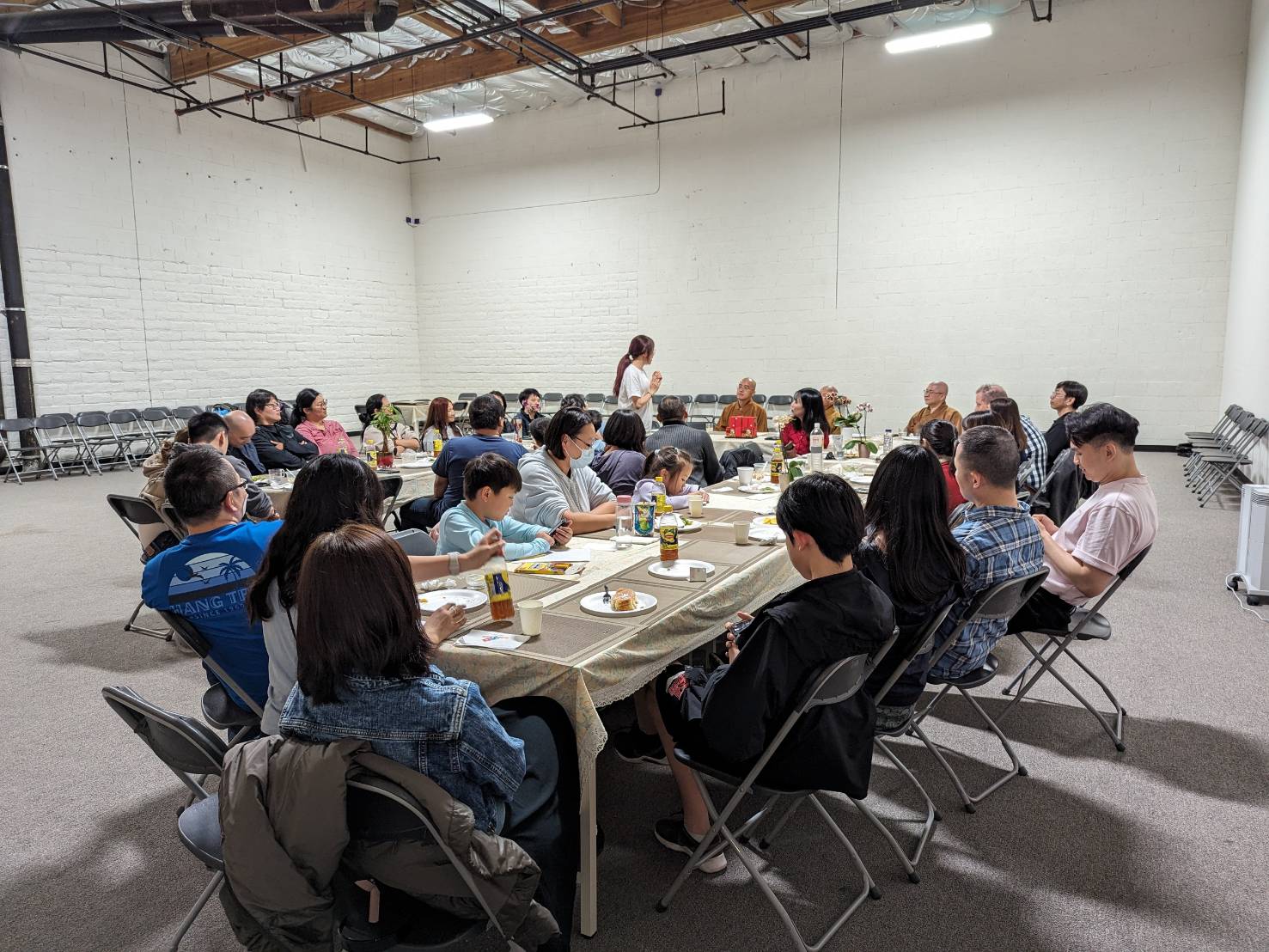 有些佛青帶著他們的孩子，大家互相聊起20多年前各自參加佛青或和佛光山的因緣，點點滴滴，往事歷歷在目