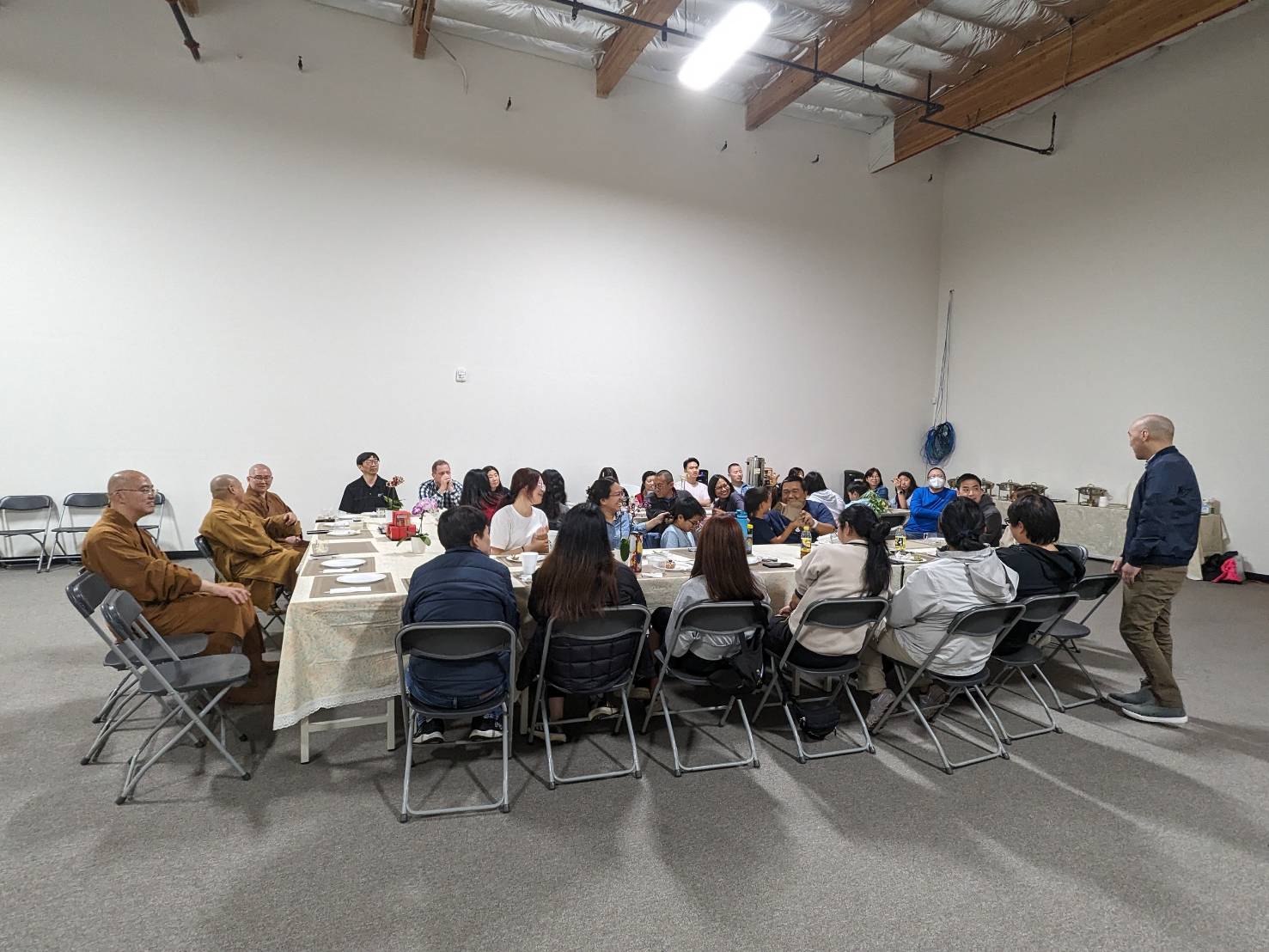 有些佛青帶著他們的孩子，大家互相聊起20多年前各自參加佛青或和佛光山的因緣，彼此感謝佛光山，猶如生命的導師，點亮 了心燈