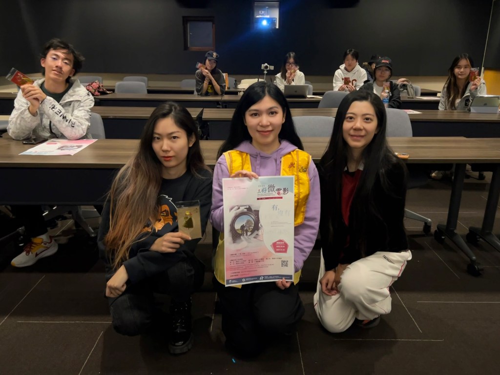 南加州大學安娜堡電影宣發協會(AFMA)主席王佳呈（左）、國際佛光會洛杉磯協會「三好微電影」活動總幹事王儷玲（中）、南加大畢業校友/青年二團關雅冉（右）與同學們合影。