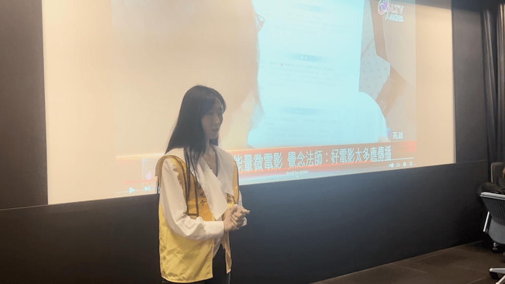 傳燈分會劉家玉是青年電影人，現場與同學們分享她在2021年參與「三好微電影」比賽的創作過程。