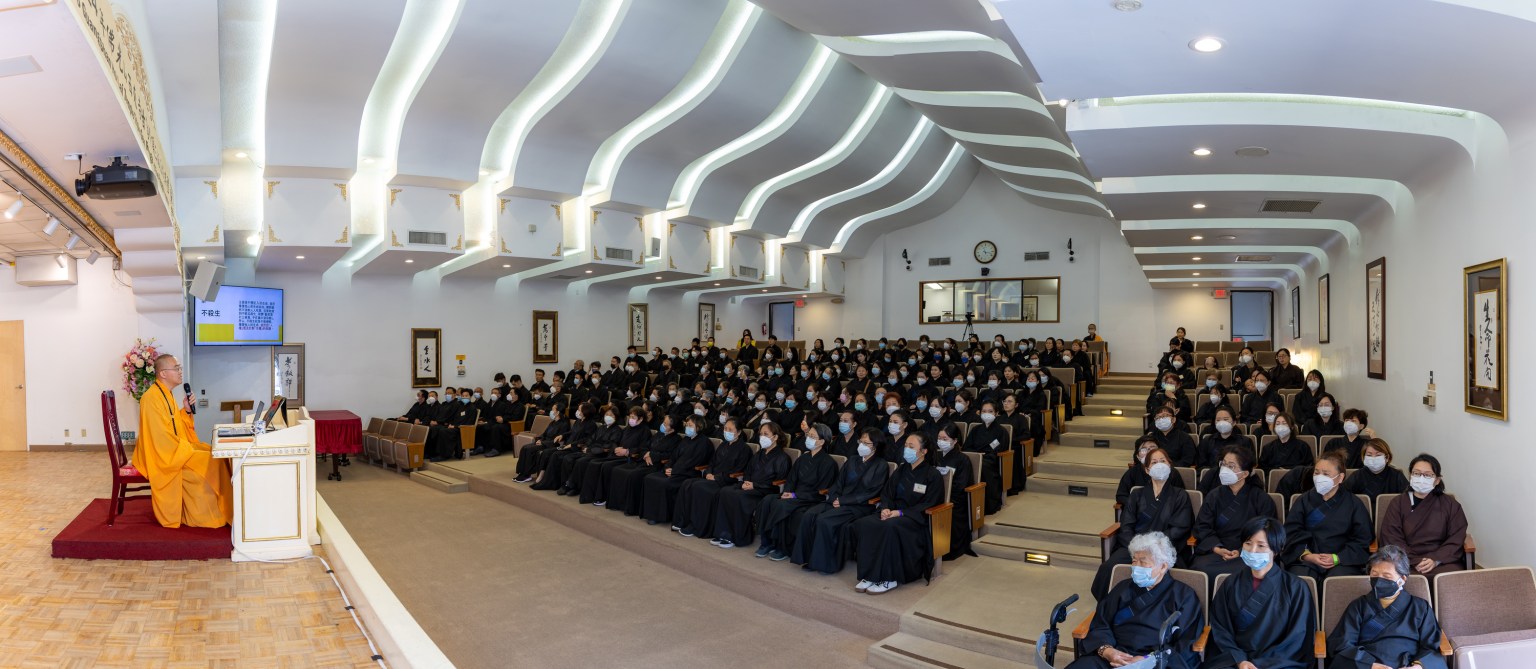 慧東法師為戒子們講戒，說明皈投依靠三寶能夠開啟智慧；受戒是保護自己，約束惡念，早日離苦得樂