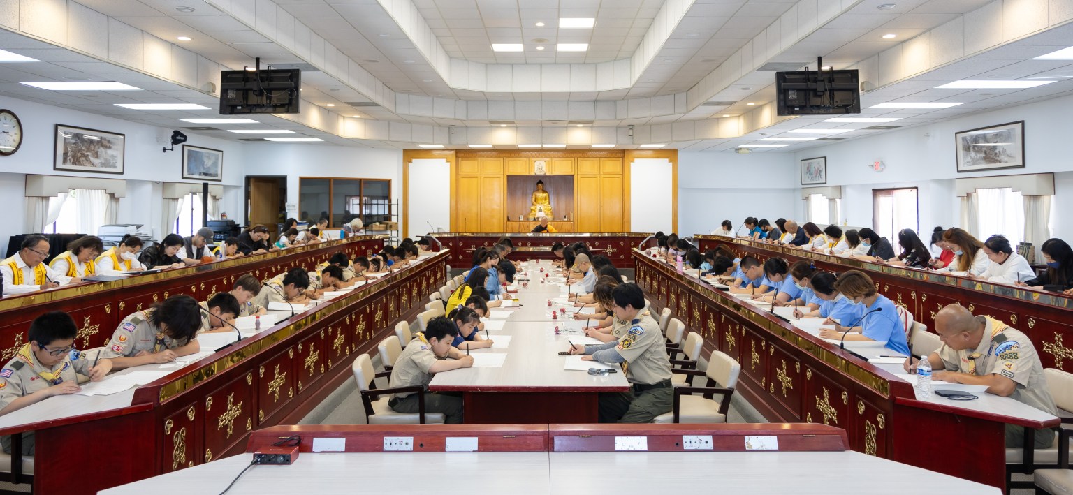 由於大雄寶殿場地容納不下所有人，因此西來寺的其他團體在會堂跟大眾一起同步抄經