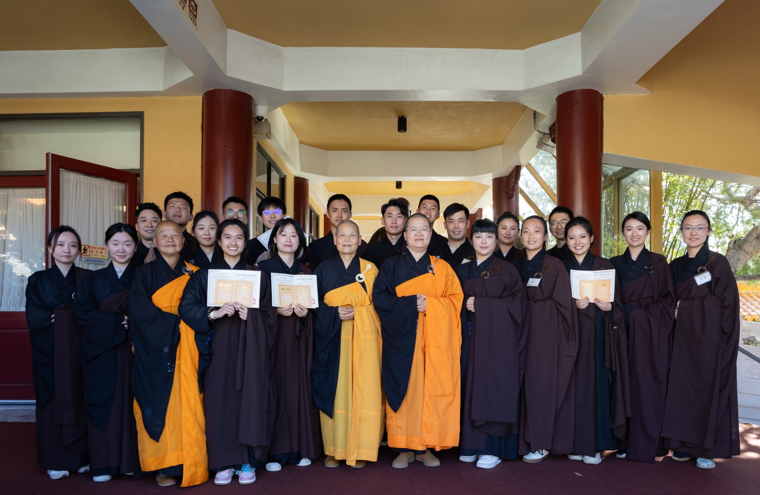 國際佛光會洛杉磯佛光青年第二分團青年及佛光西來書院學生與西來寺監院依宣法師、輔導法師知義法師合照