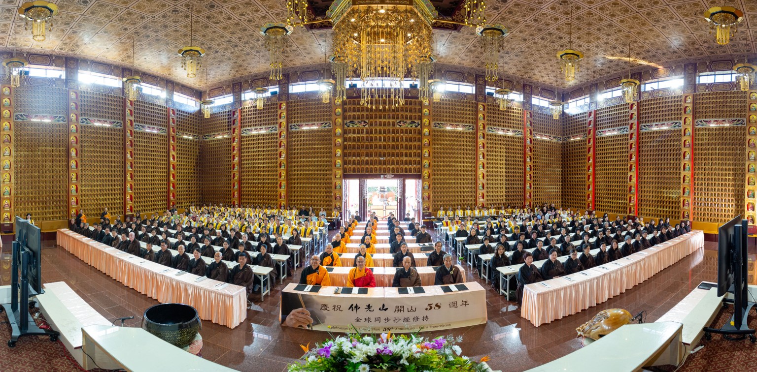 西來寺僧信二眾共同參與抄經活動，包含西來寺各團體等約400多位實體、200多位於家中參與抄經修持