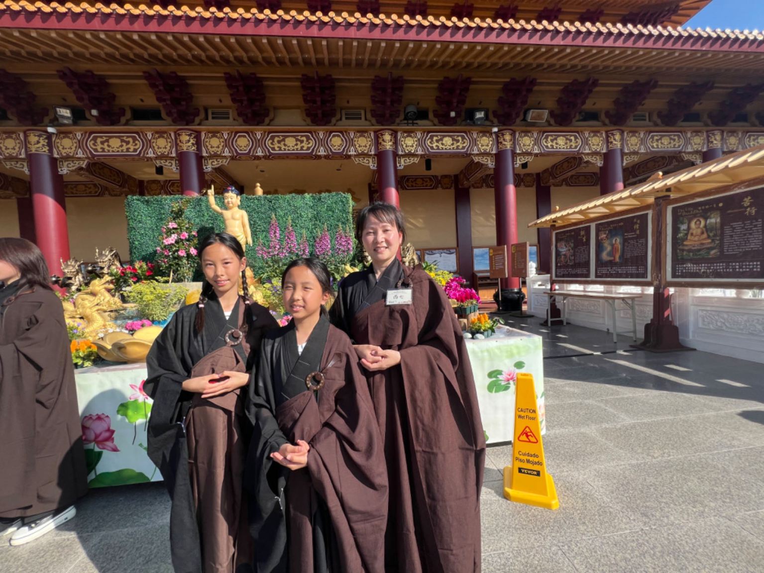 與小女兒和她的同學參加甘露灌頂三皈五戒典禮