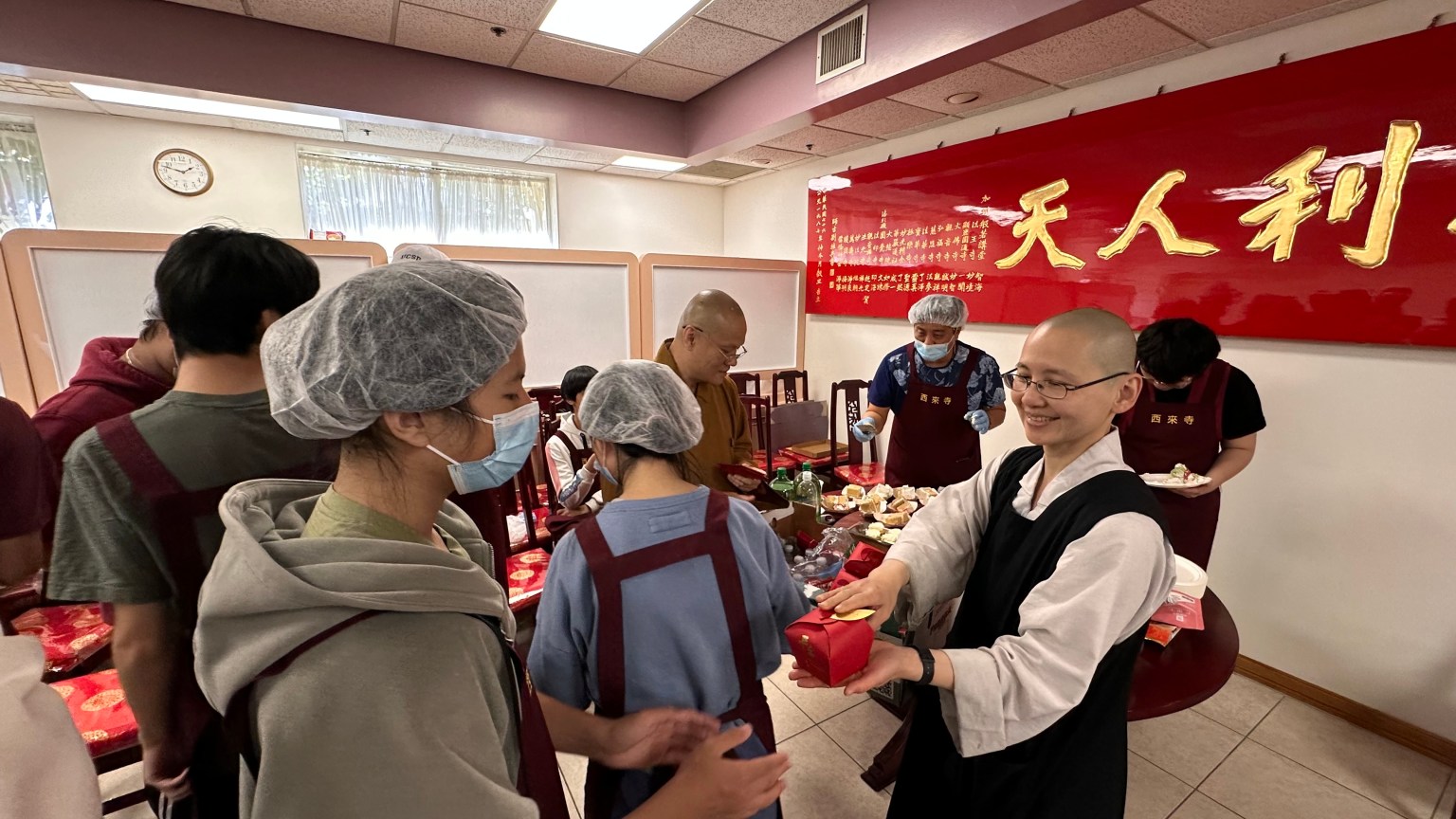 法師為學生們準備了結緣品並親自送到他們的手上，大家都滿滿的感動