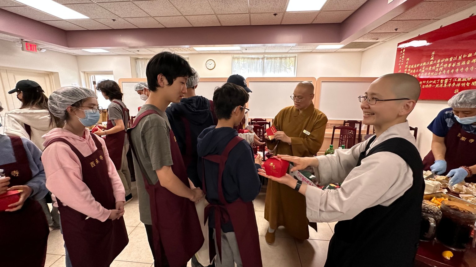 今天慶生之餘，也感謝學生們在水陸的發心服務。在這裡學生們學習集體創作，相互感恩；在這裡學習三好，這份溫暖讓大家都感受到一家人的感覺