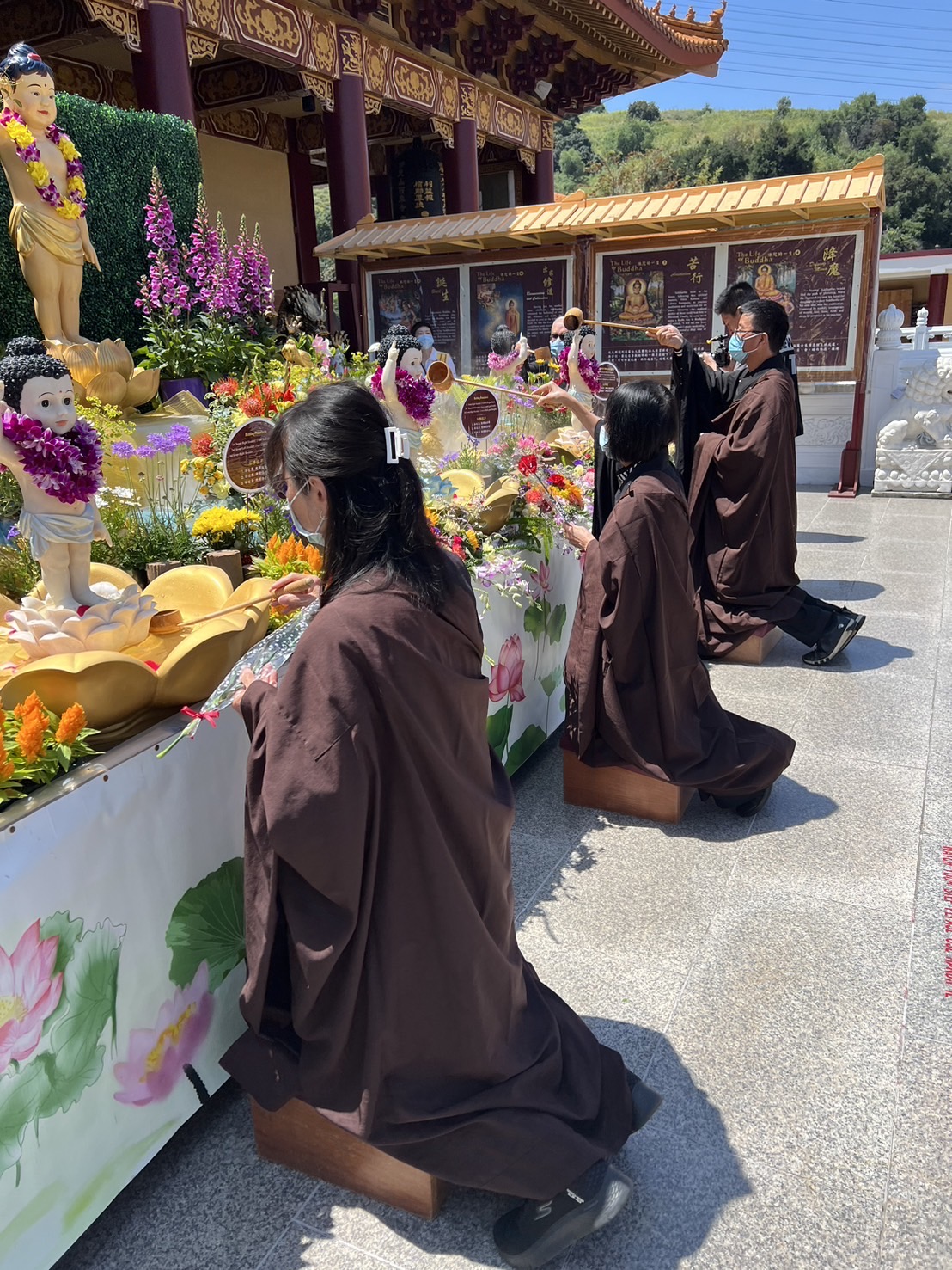 會員回寺院參加佛浴節
