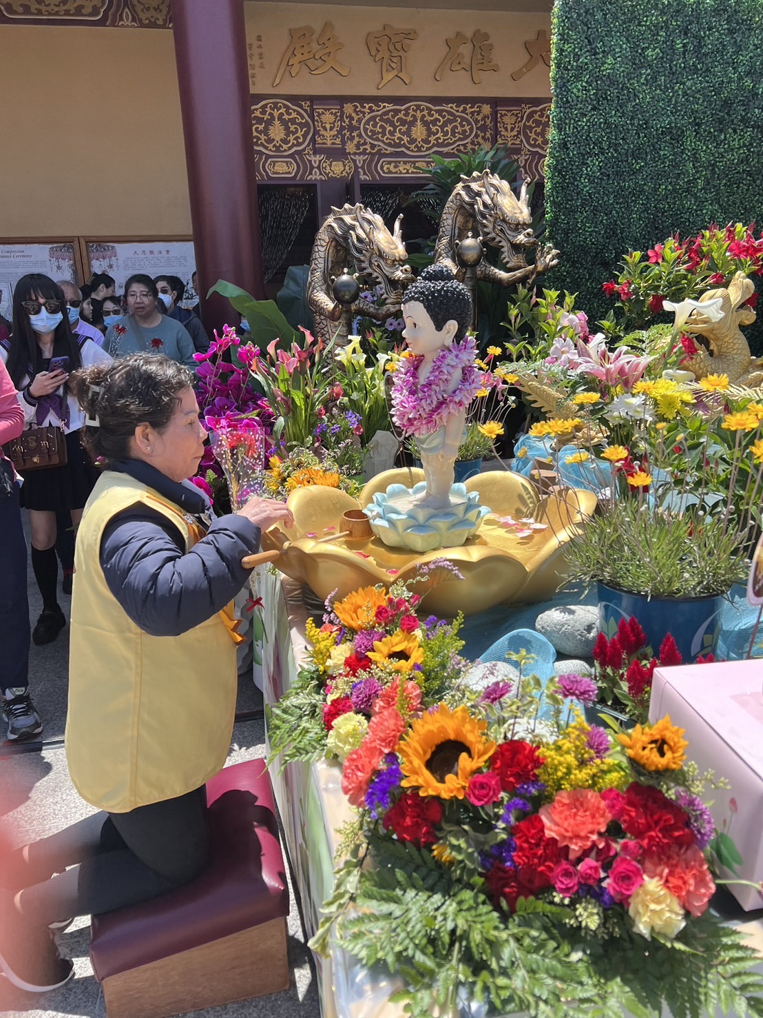 會員回寺院參加佛浴節