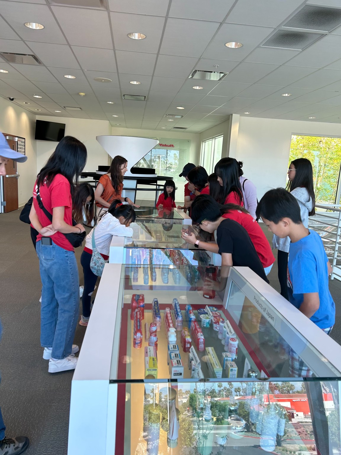 佛光西來女童軍們聆聽解說