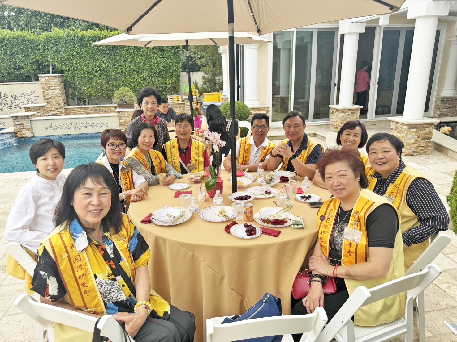 蔡莉芳師姐(後排)和長堤分會會員合照