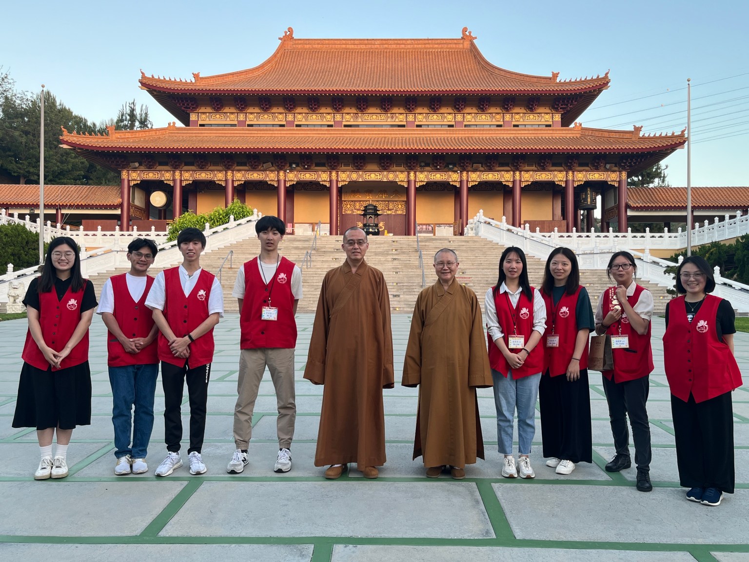 來自台灣的實習老師與佛光西來學校校長慧東法師及執行長滿兆法師合影