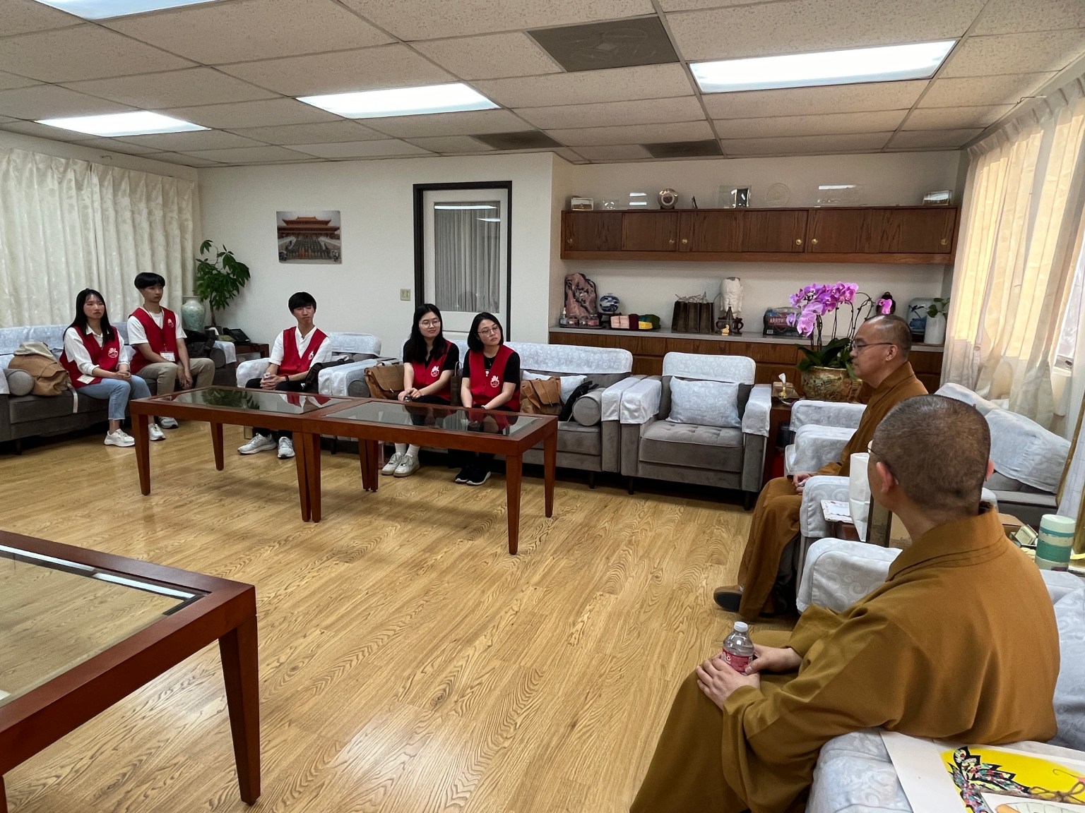 慧東法師與實習老師彼此交流如何面對文化差異