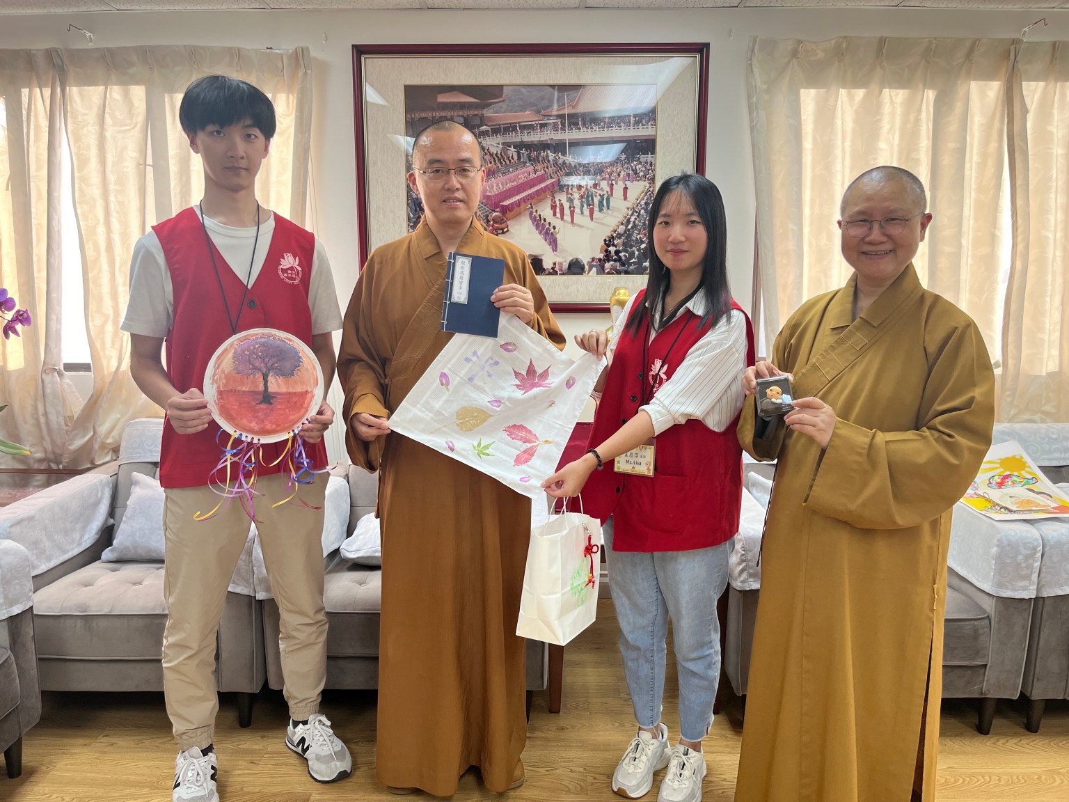 實習老師將自製的手工藝作品贈送予校長留念