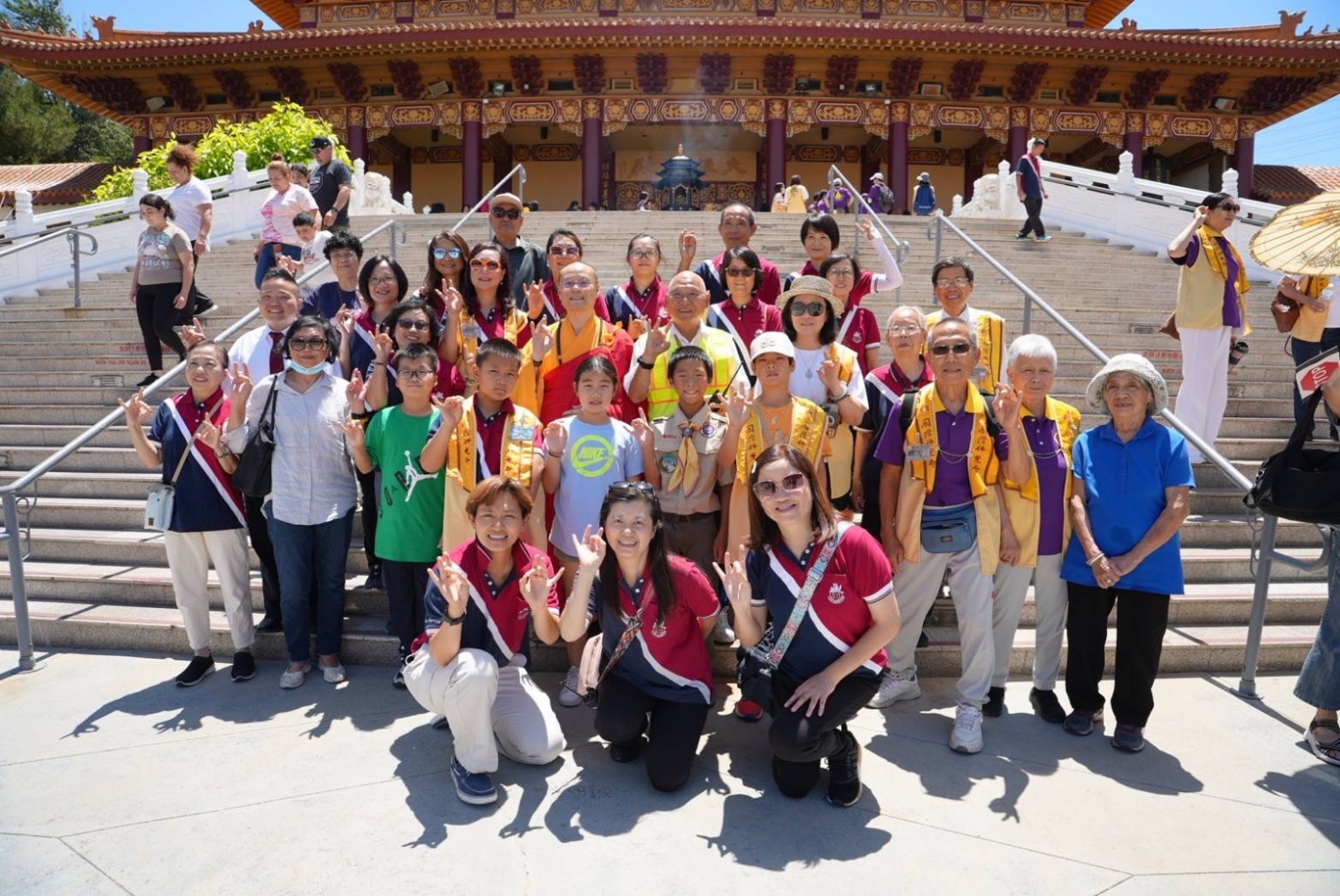 分會會員參加供僧法會和輔導法師慧人法師，一起大合影。