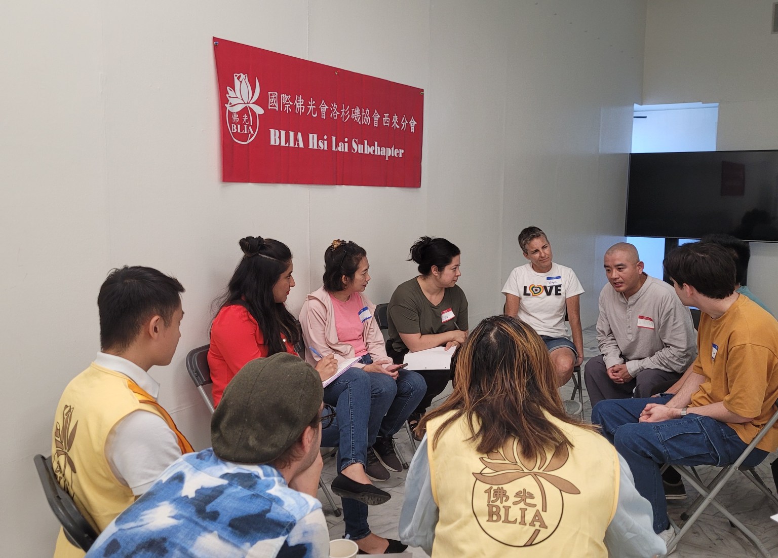 The book club group discussion.
讀書會分組討論。