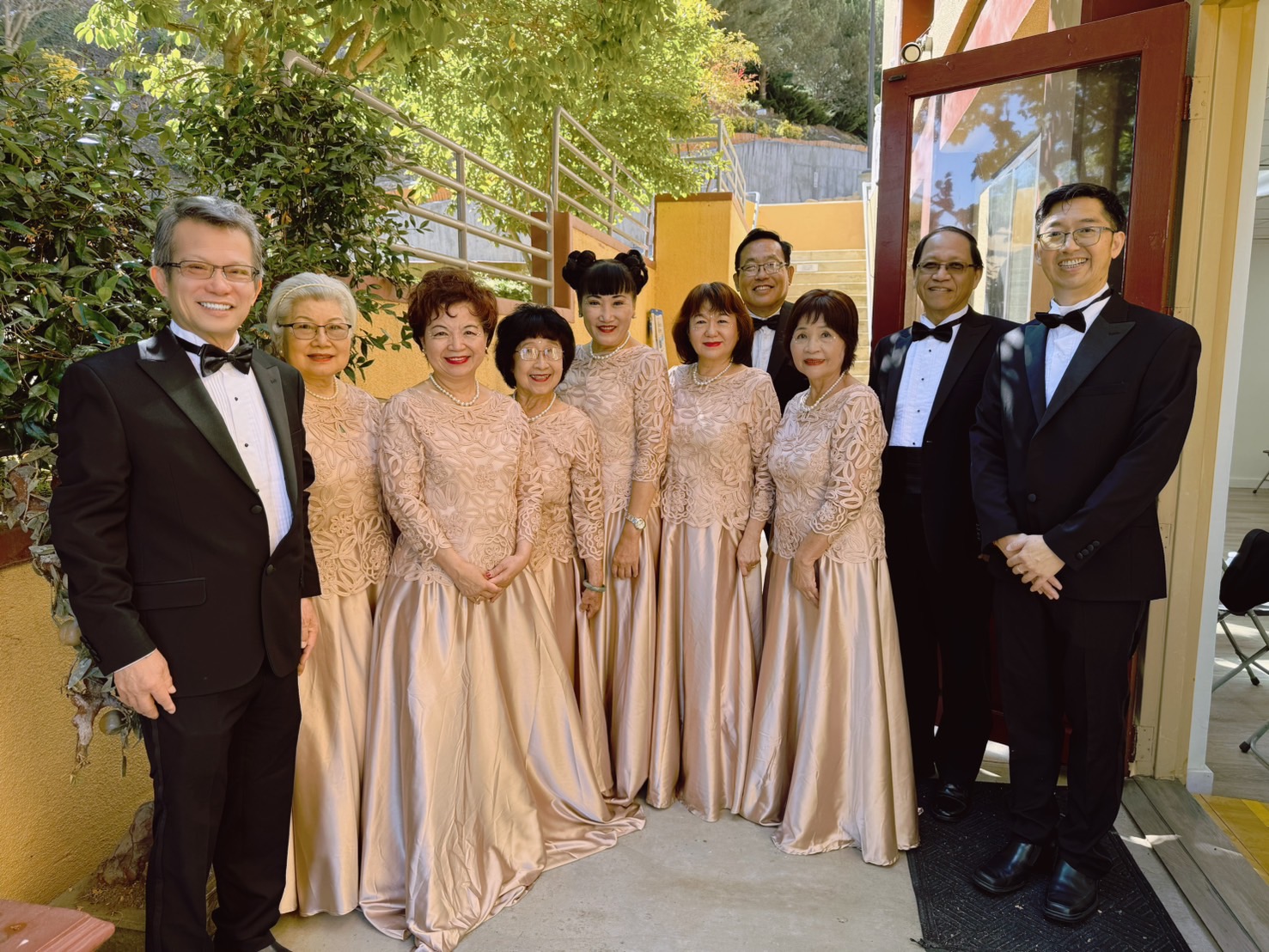 哈崗分會非常榮幸有十位師兄師姐參與合唱團的演出