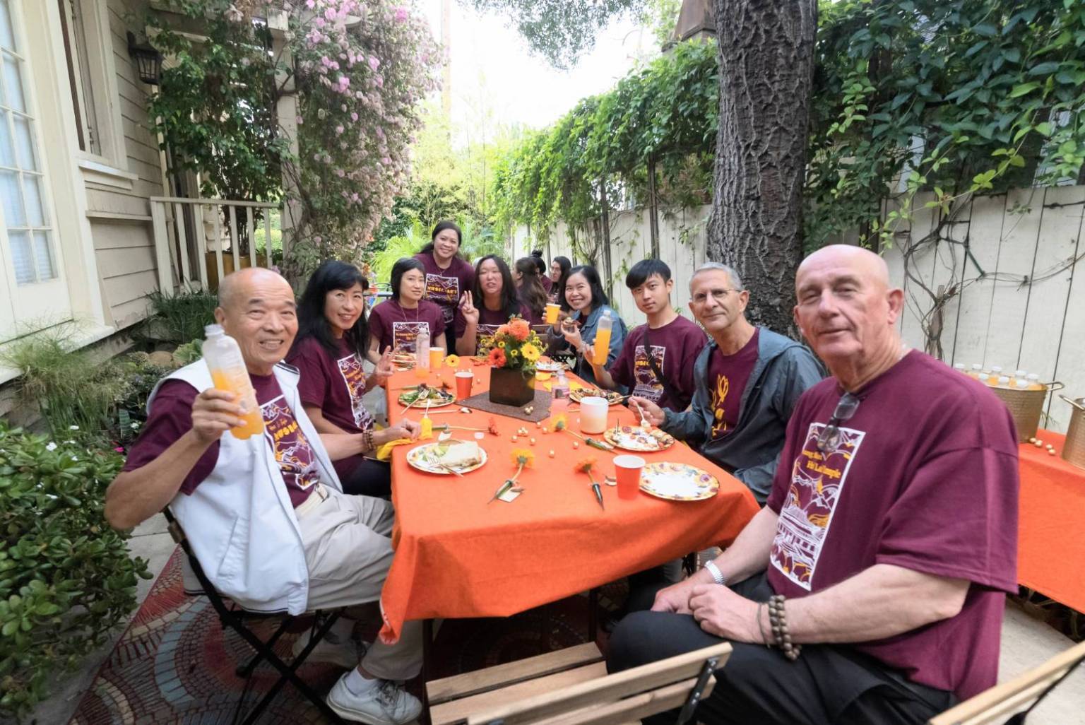 Everyone happily dines in Lynette King's garden. (Photo by Jonathan Thang)
眾人開心的在Lynette King的庭院用餐。(攝影：Jonathan Thang)