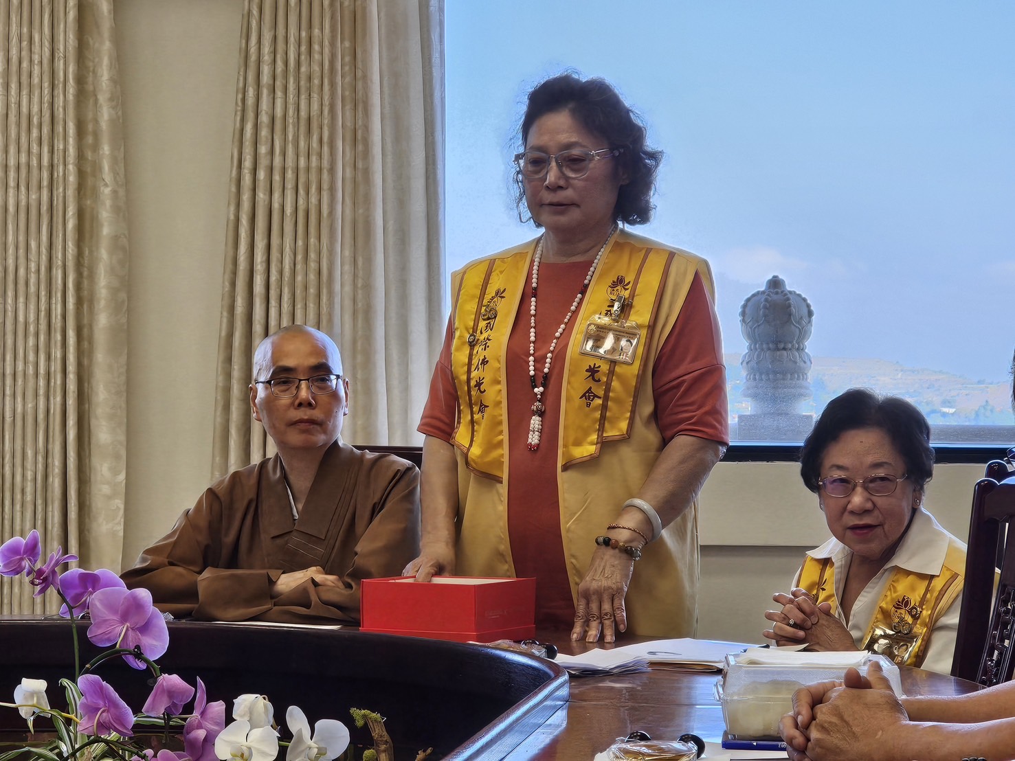 劉榕督導唱票，分會輔導法師知杉法師、協會代表李師仉共同監票。