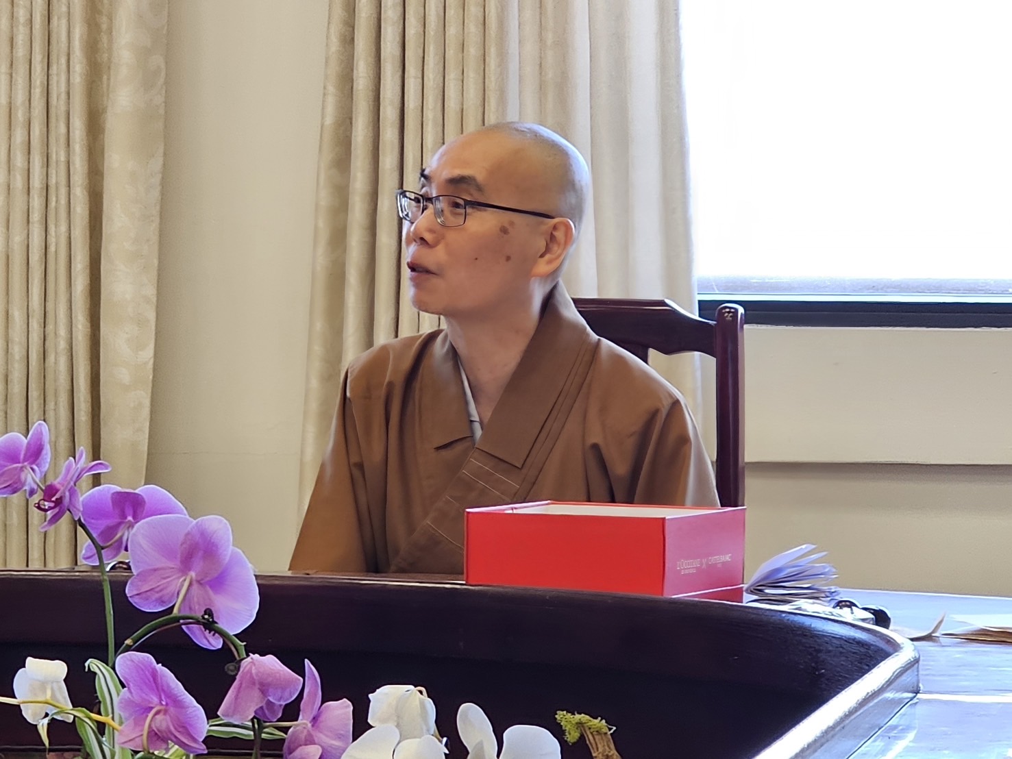 分會輔導法師知杉法師鼓勵分會長吳金城與全體幹部委員。