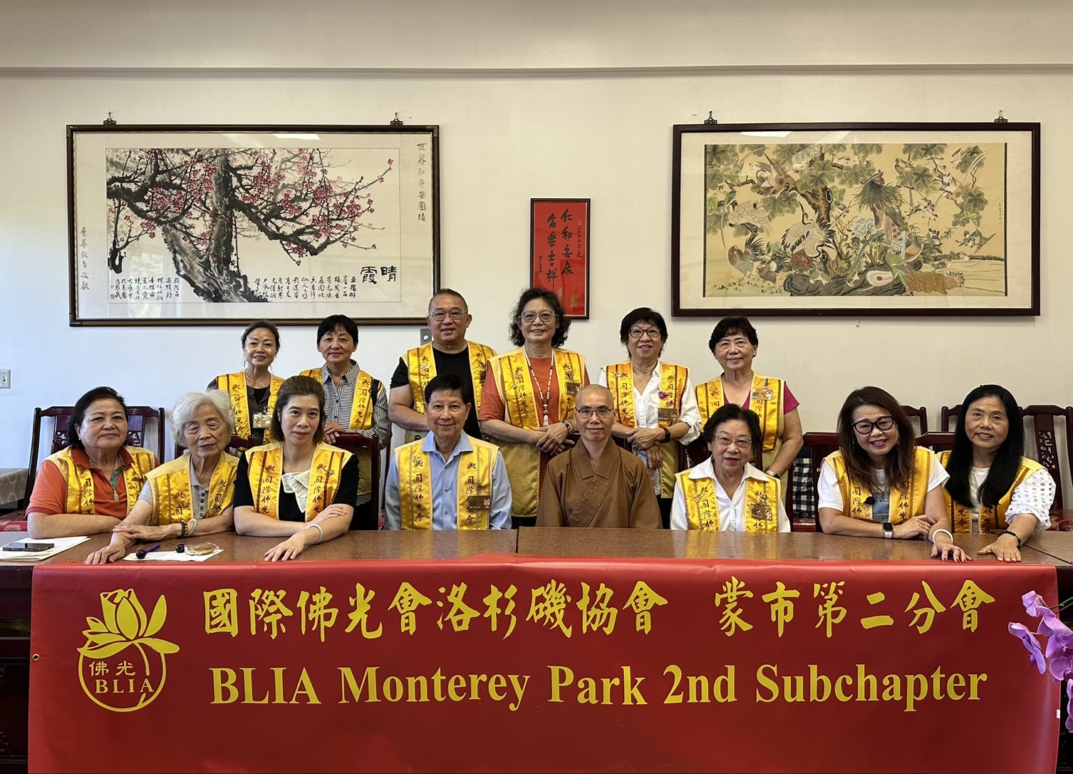 改選投票圓滿舉行，幹部委員們與知杉法師、協會財務長李師仉合影留念。