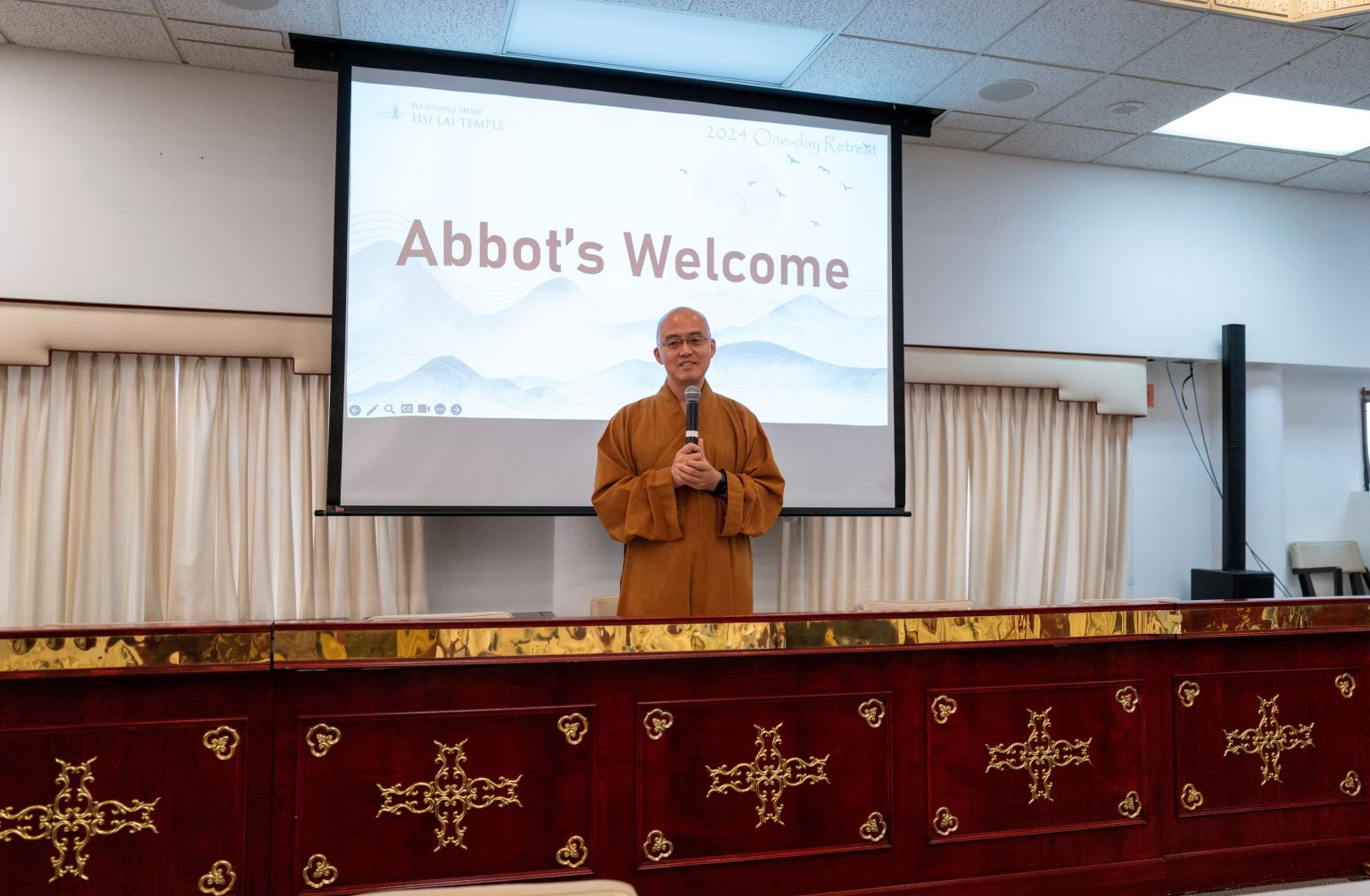 西來寺住持慧東法師鼓勵大家在課程中放鬆身體，保持開放的心，隨著課程的進展，找到自己最相應之處著手，不論是上課的內容、群組討論、禪坐，甚至素食，但皆可依此進步。