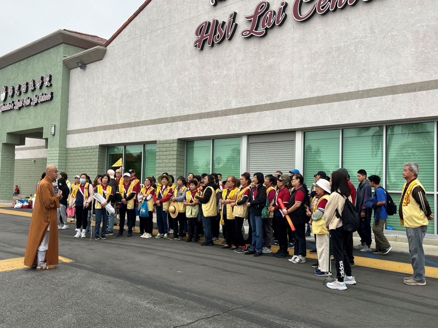 臨出發前，住持慧東法師開示淨灘的目的主要是去除海灘上的塑膠製品，保護鳥類和魚類不因誤食塑膠製品而死亡，達到「護生」的目的；透過行動，增長內心的慈悲。