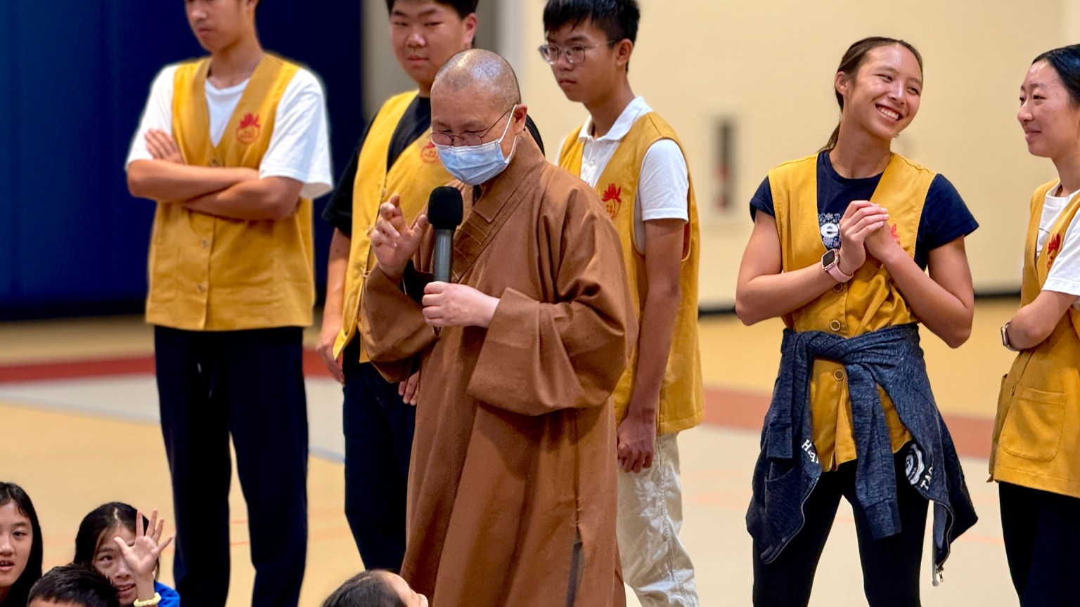 佛光西來學校執行長滿兆法師透過與學生們問答，讓學生學習中秋節相關的知識。