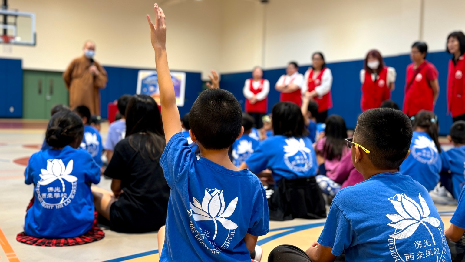 學生們集體創作想出許多慶賀中秋的祝福吉祥話。