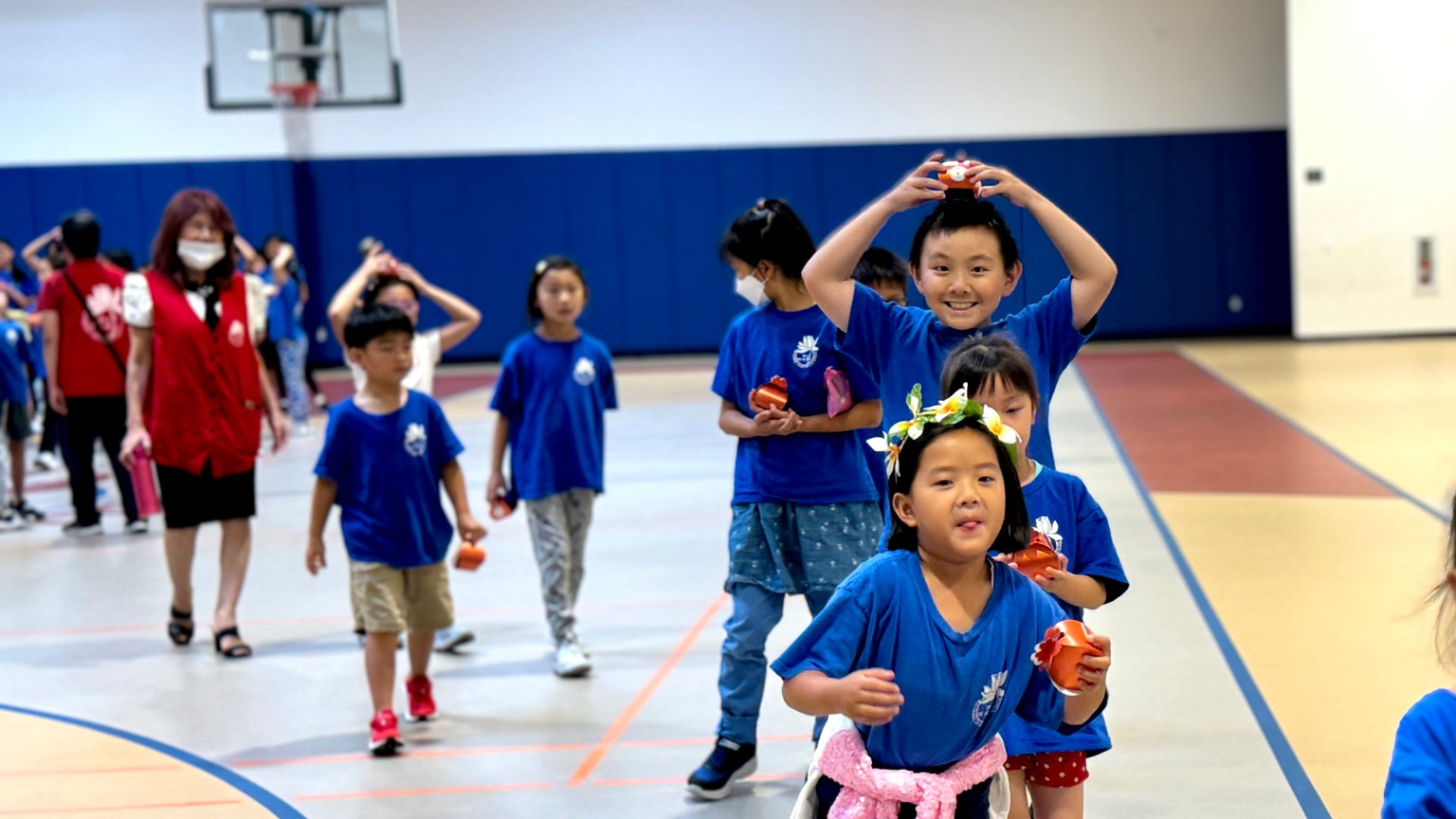 從法師手中收到月餅，學生歡喜不已。