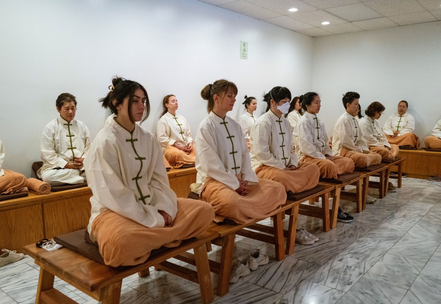 英文一日禪的學員於西來寺禪堂練習坐禪。