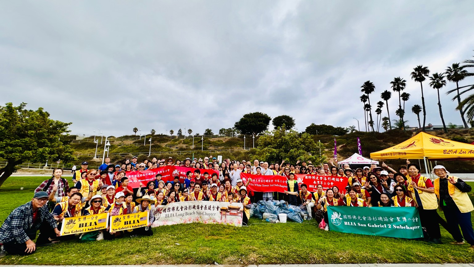 由國際佛光會洛杉磯協會主辦，長堤分會承辦淨灘活動，來自16個佛光會的佛光會員、西來童子軍以及家屬近200人前往長堤市的Junipero Beach海灘展開淨灘活動。