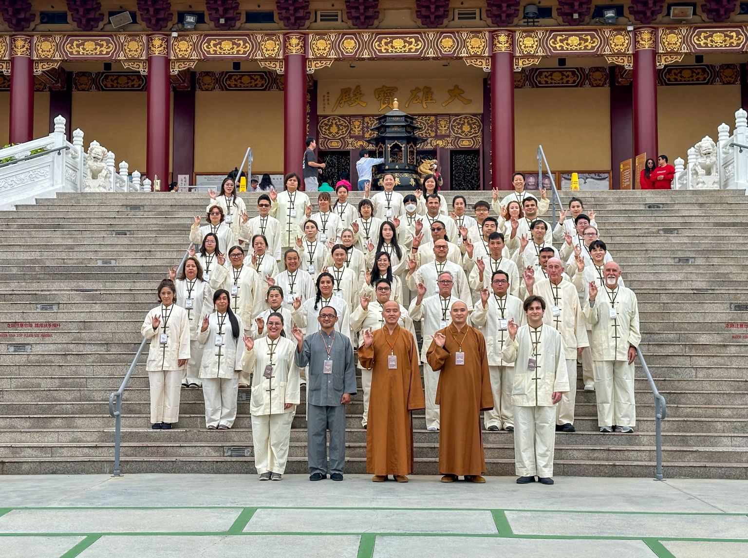 英文一日禪的學員於西來寺大雄寶殿前大合照。