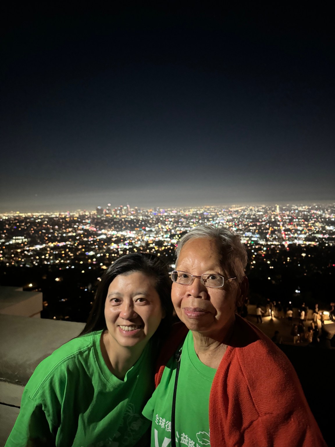 夜幕降臨，會員李素珍在天文臺欣賞夜景
