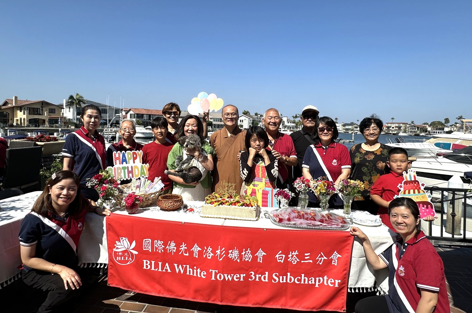 會員李素珍和壽星們的合影（7至9月壽星，左二是李素珍）