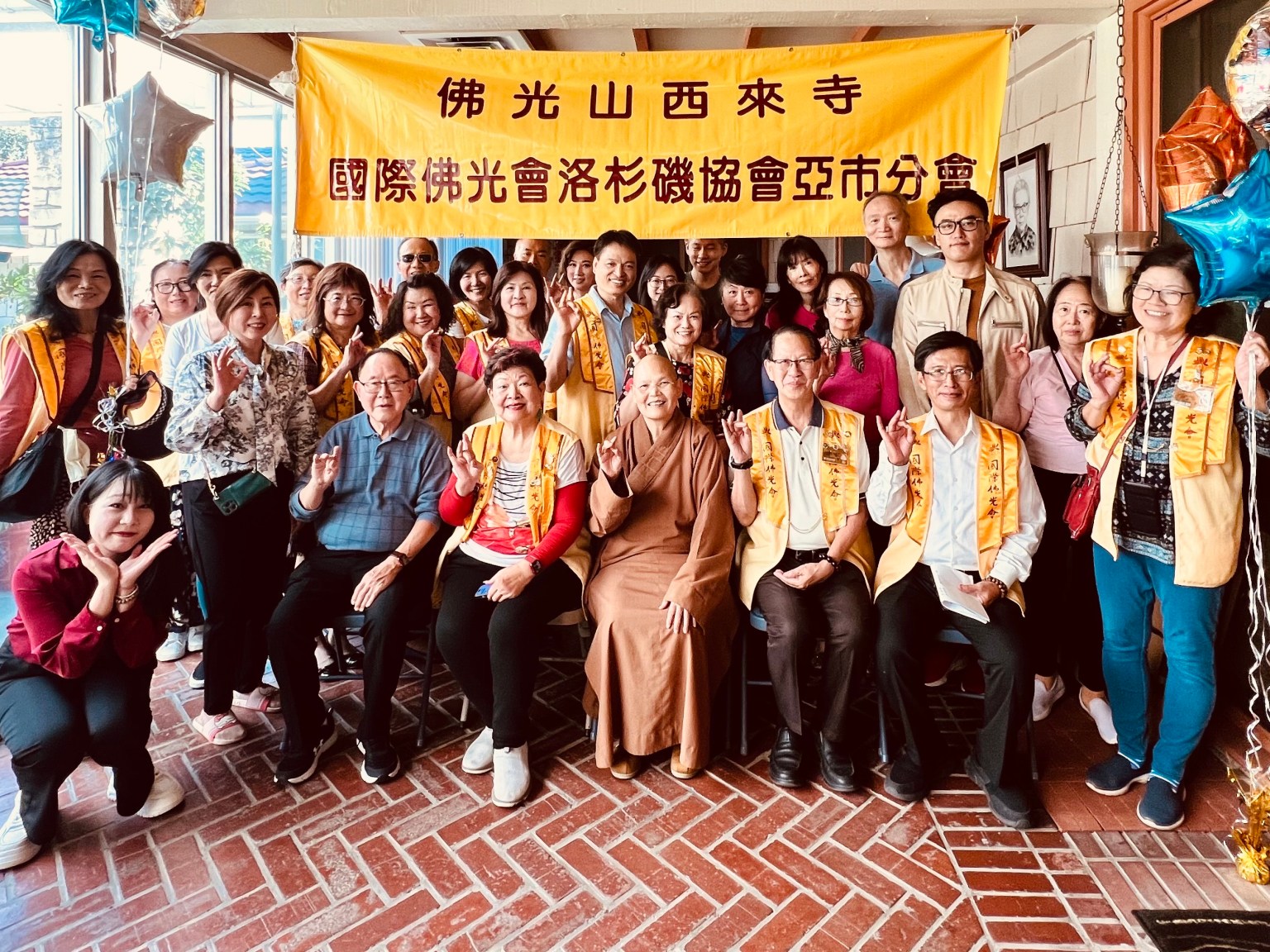 亞市慶生會大合照，主人張勝雄醫師、張馬敏妹督導（前排座位左一、左二）