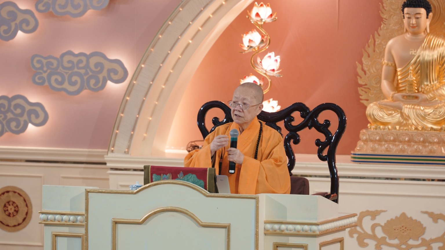 依空法師提到大師在佛教歷史上留下了太多「第一」的足跡,對人間佛教的創新、實踐、推廣、傳佈,讓佛教的影響力無遠弗屆,並深深紮根在現代生活中。