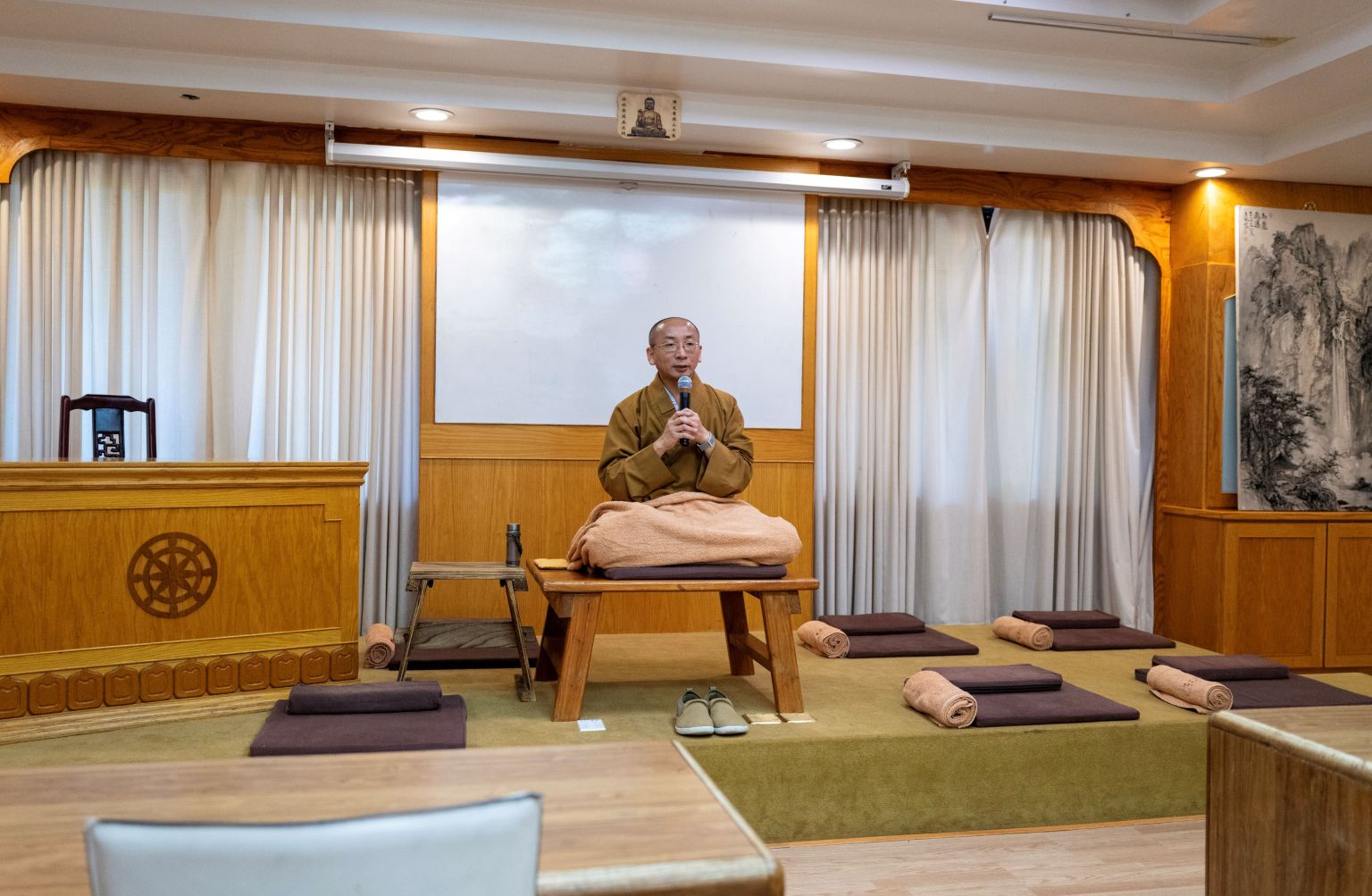 佛光緣美術館西來館主任慧軒法師指導禪修。（楚顏靜拍攝）