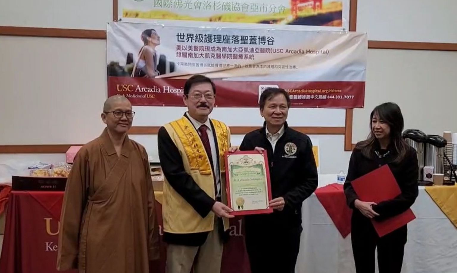 洛杉磯縣第5選區縣政委員凱瑟琳·巴格(Kathryn Barger)的代表Jimmy Wu表示,佛光人為善不落人後,讓人感動,他向院方及洛杉磯協會致贈感謝狀,肯定兩者對社區的貢獻。 (潘青霞拍攝)