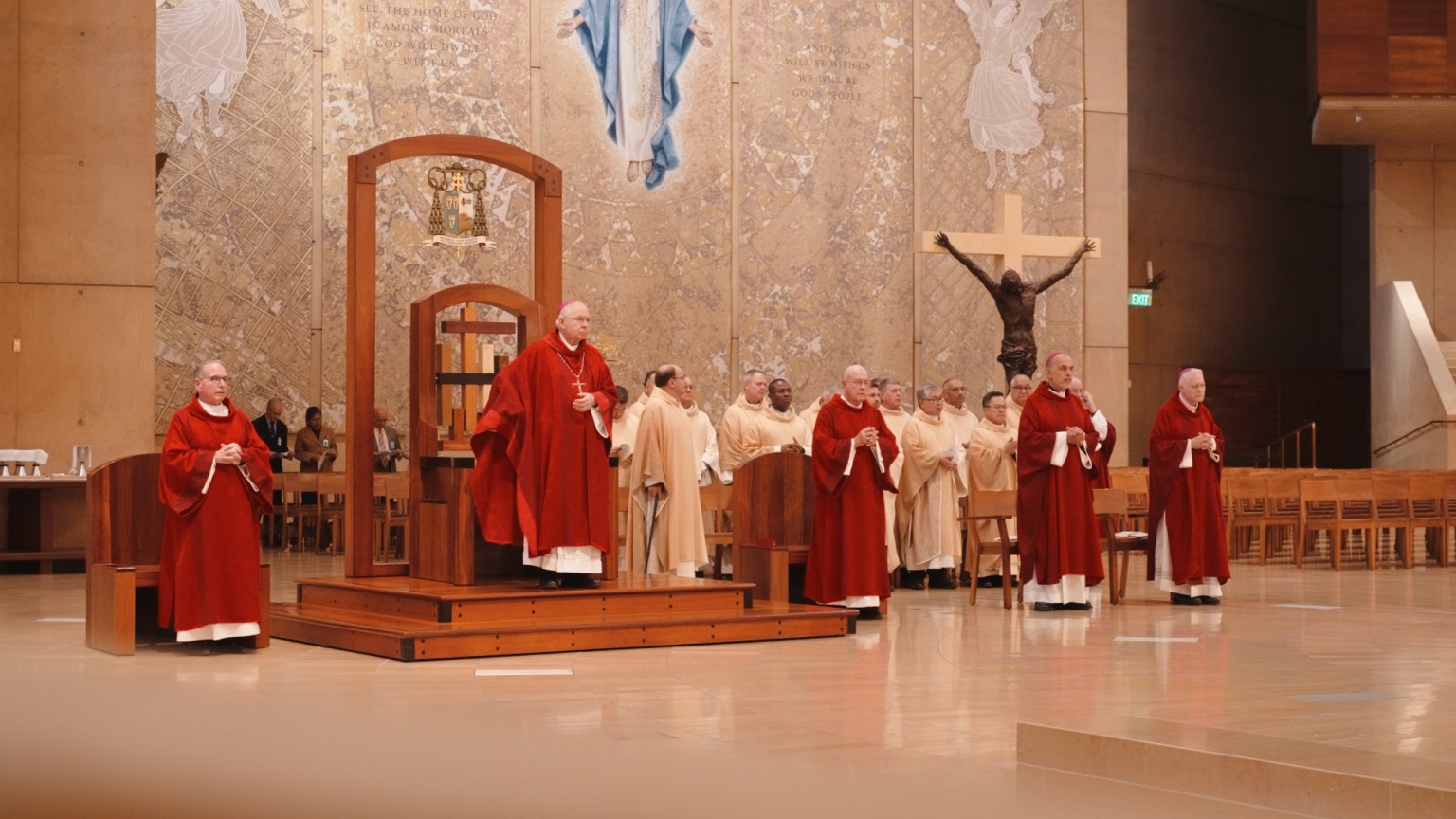 洛杉磯總教區總主教若瑟·戈梅斯(Archbishop José Gómez)主持紅彌撒儀式。