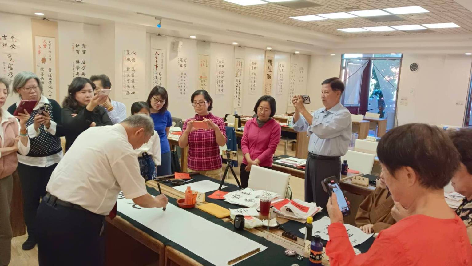 潘慶忠老師現場為大家示範揮毫。(潘汪清花拍攝)