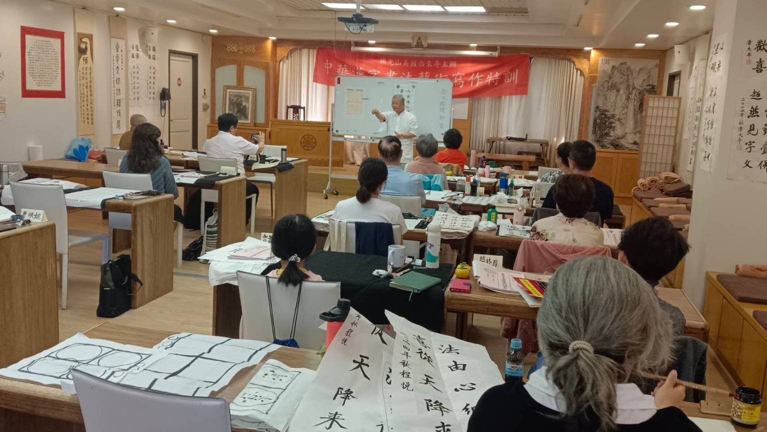 密集書法班上課情況。(潘汪清花拍攝)