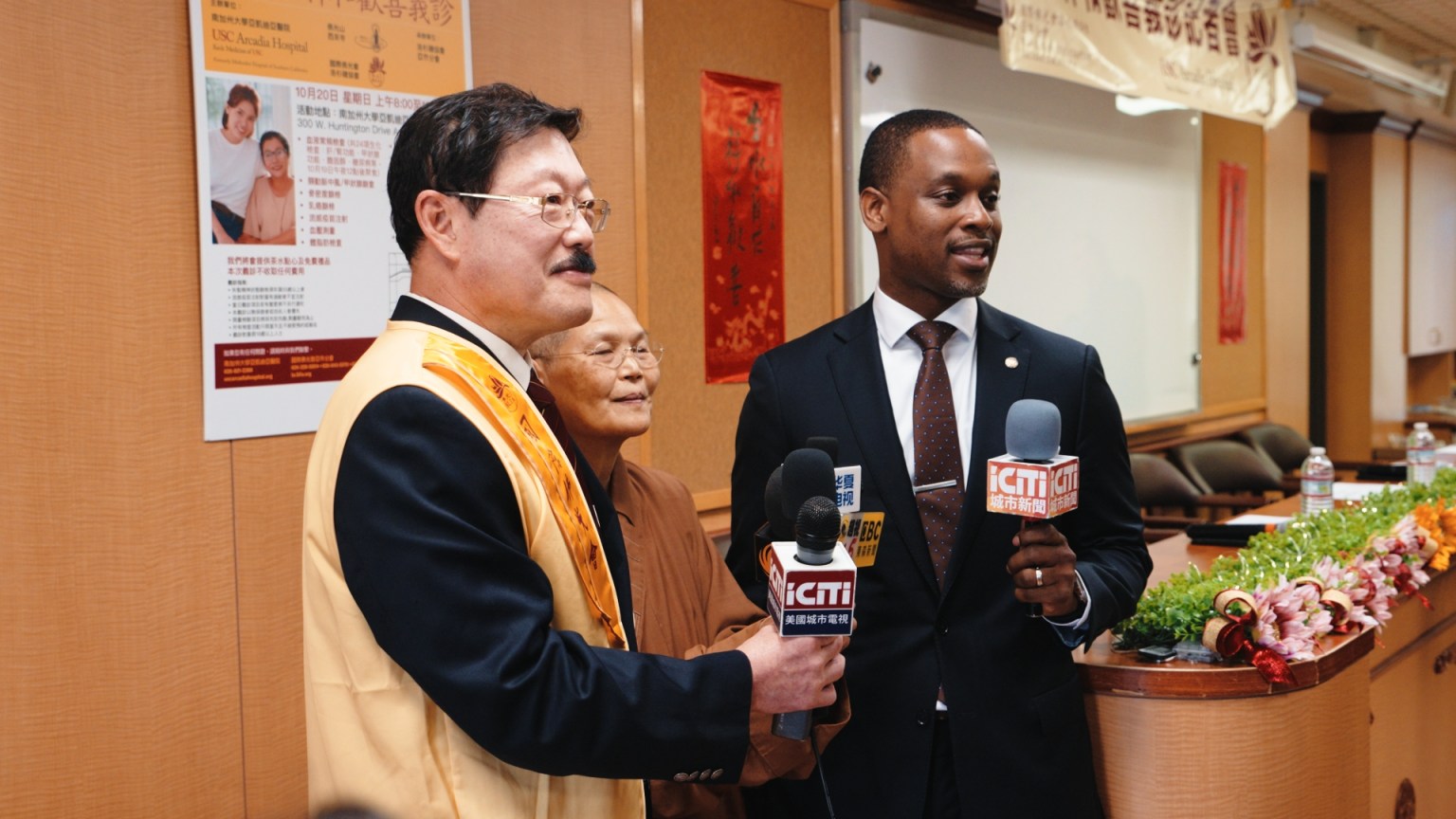 西來寺監院依宣法師、國際佛光會洛杉磯協會會長吳帥倫以及南加大亞凱迪亞醫院院長Ike Mmeje接受採訪。