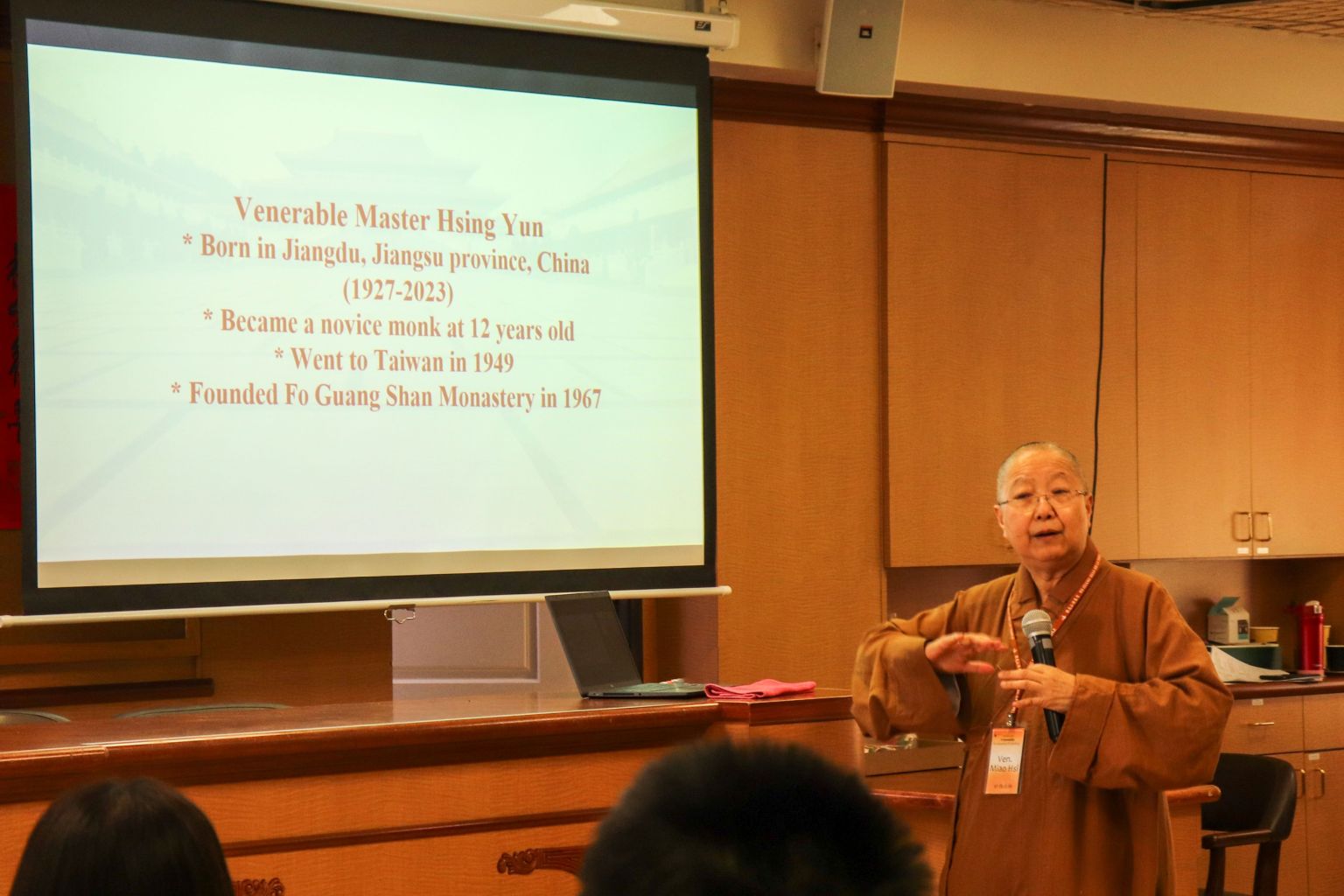 美國佛光出版社執行長妙西法師授課「星雲大師的法語智慧」（Dharma Words by Venerable Master Hsing Yun）。（Iris Cheng拍攝）